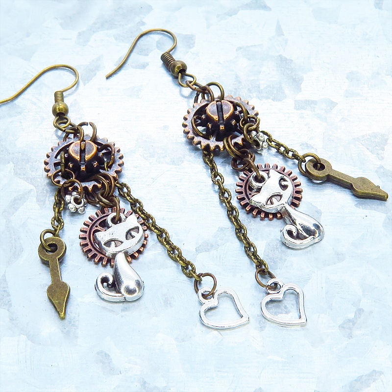 ミックスカラー 猫と歯車のコンパクトなスチームパンク風チェーンピアス アンティークシルバー ゴールド ブロンズ