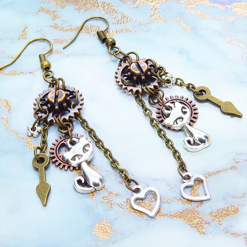 ミックスカラー 猫と歯車のコンパクトなスチームパンク風チェーンピアス アンティークシルバー ゴールド ブロンズ