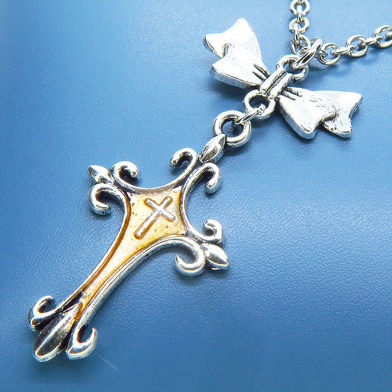 アンティークシルバー ゴシック調ロザリオをゴールドカラーで彩色したペンダントネックレス リボン 長さ調整可