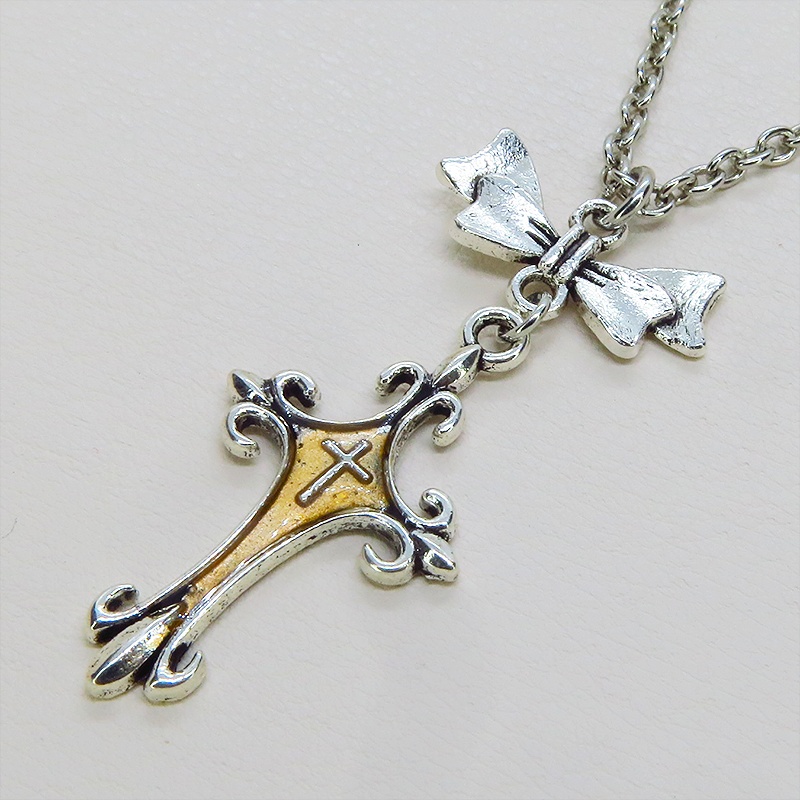 アンティークシルバー ゴシック調ロザリオをゴールドカラーで彩色したペンダントネックレス リボン 長さ調整可