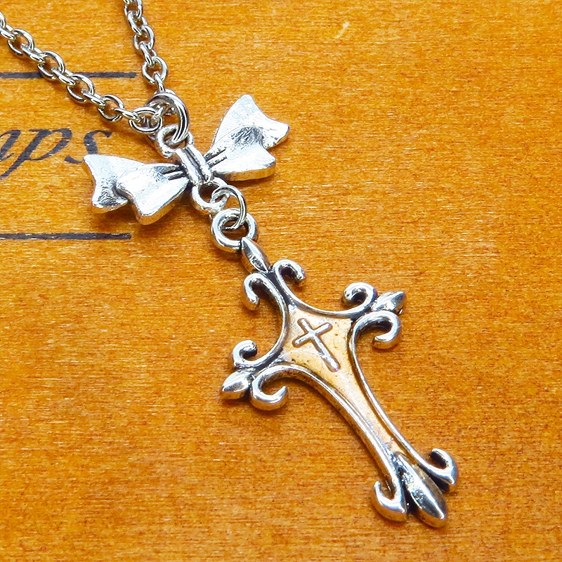 アンティークシルバー ゴシック調ロザリオをゴールドカラーで彩色したペンダントネックレス リボン 長さ調整可