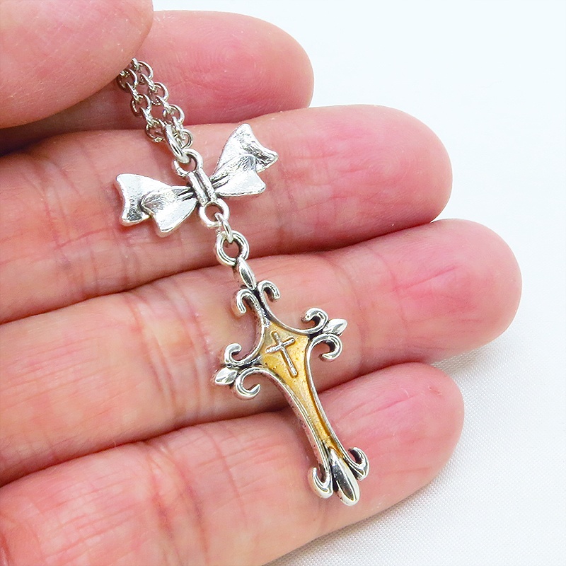 アンティークシルバー ゴシック調ロザリオをゴールドカラーで彩色したペンダントネックレス リボン 長さ調整可