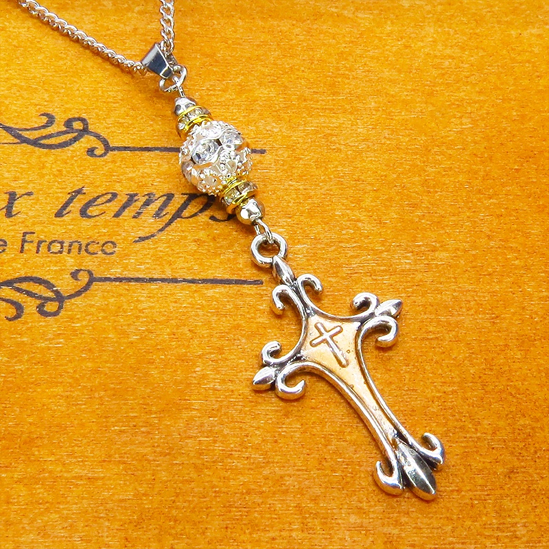 アンティークシルバー ゴシック調ロザリオをゴールドカラーで彩色したペンダントネックレス メタルビーズ 長さ調整可