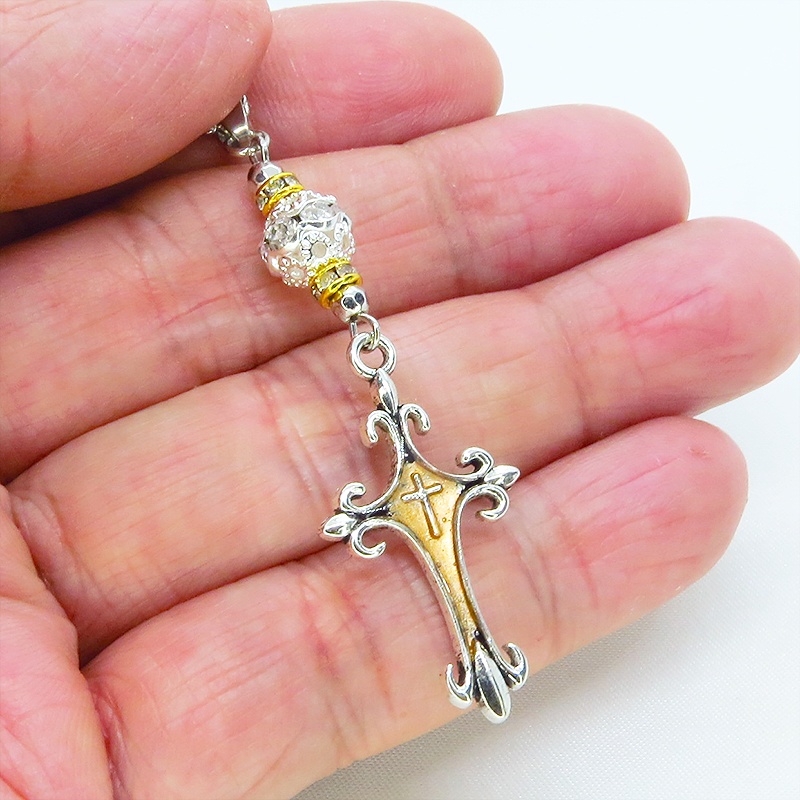 アンティークシルバー ゴシック調ロザリオをゴールドカラーで彩色したペンダントネックレス メタルビーズ 長さ調整可