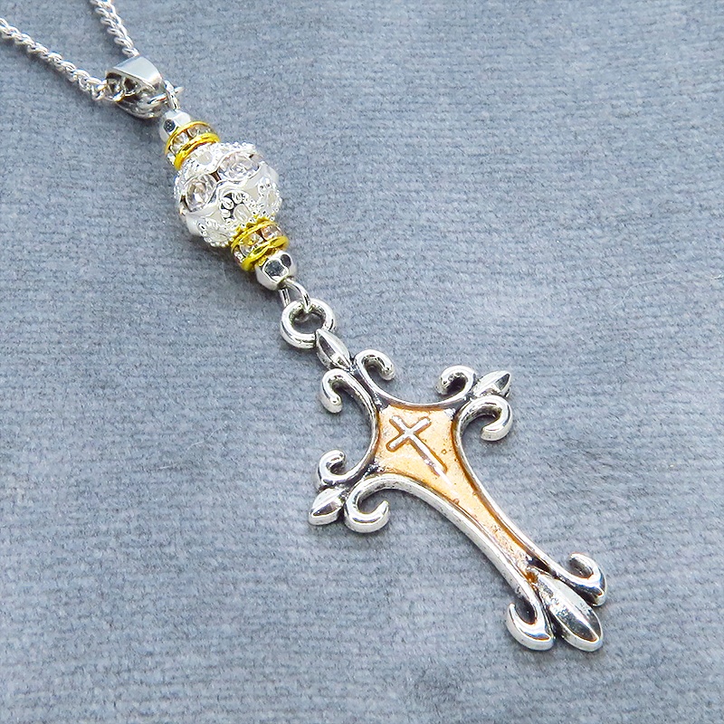 アンティークシルバー ゴシック調ロザリオをゴールドカラーで彩色したペンダントネックレス メタルビーズ 長さ調整可