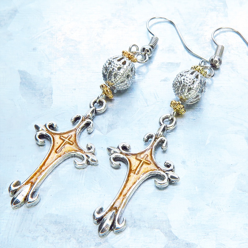 アンティークシルバー ゴシック調ロザリオをゴールドカラーで彩色したピアス メタルビーズ サージカル可