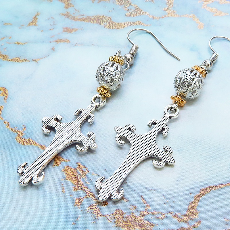 アンティークシルバー ゴシック調ロザリオをゴールドカラーで彩色したピアス メタルビーズ サージカル可