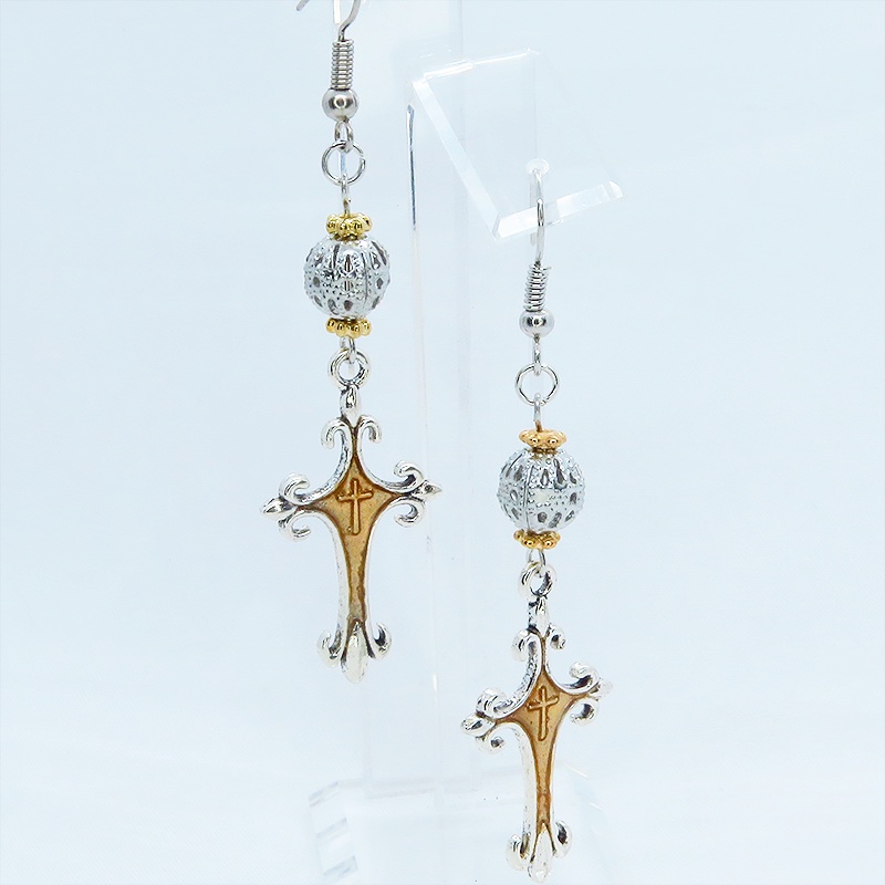 アンティークシルバー ゴシック調ロザリオをゴールドカラーで彩色したピアス メタルビーズ サージカル可