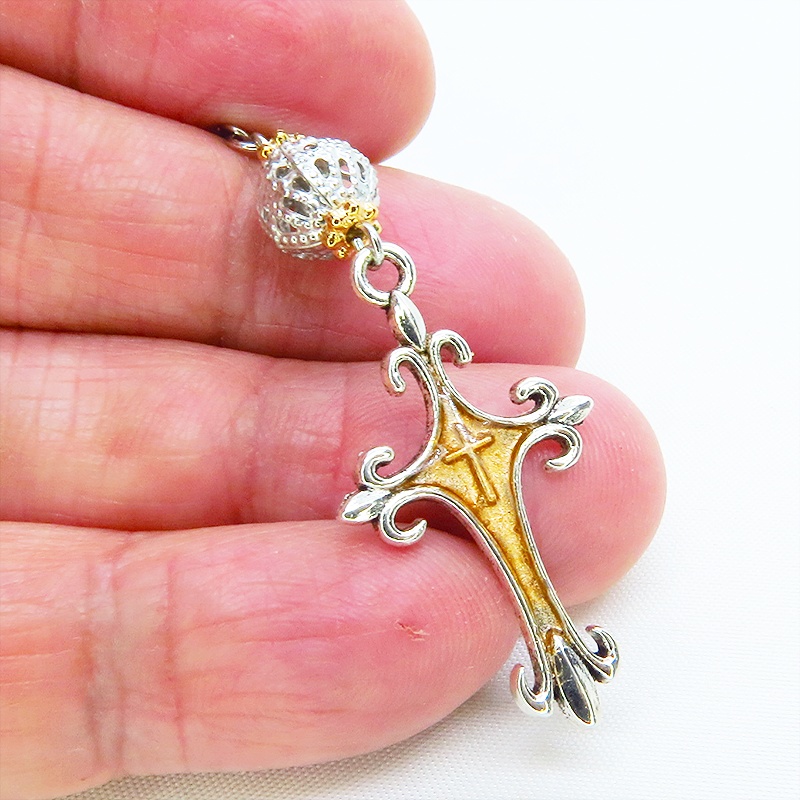 アンティークシルバー ゴシック調ロザリオをゴールドカラーで彩色したピアス メタルビーズ サージカル可