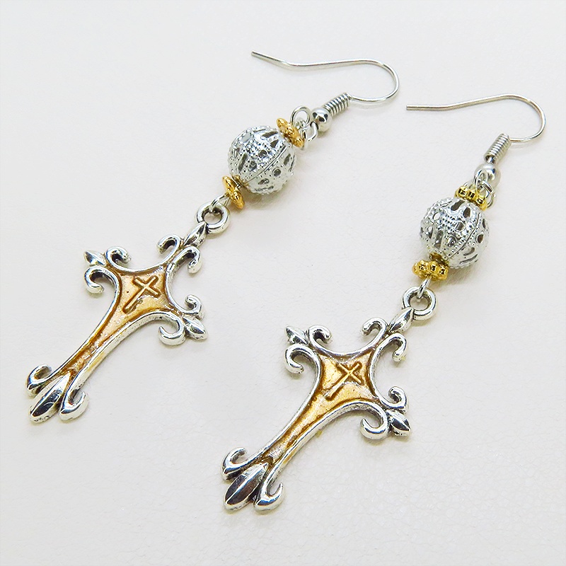 アンティークシルバー ゴシック調ロザリオをゴールドカラーで彩色したピアス メタルビーズ サージカル可