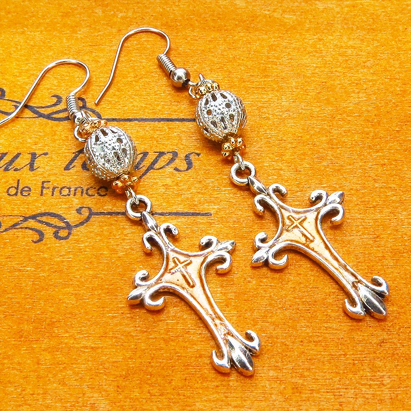 アンティークシルバー ゴシック調ロザリオをゴールドカラーで彩色したピアス メタルビーズ サージカル可