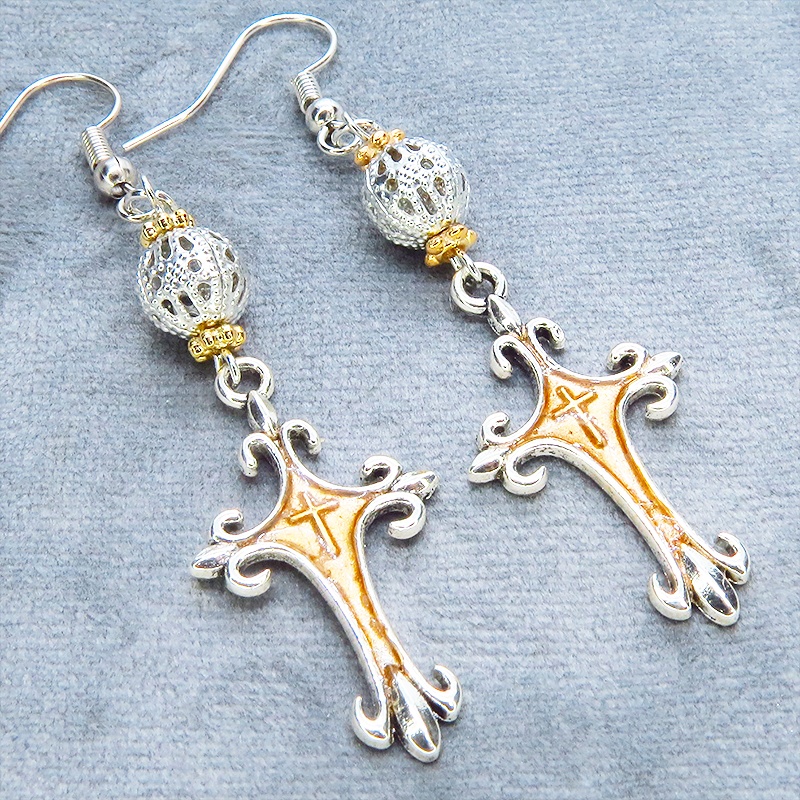 アンティークシルバー ゴシック調ロザリオをゴールドカラーで彩色したピアス メタルビーズ サージカル可