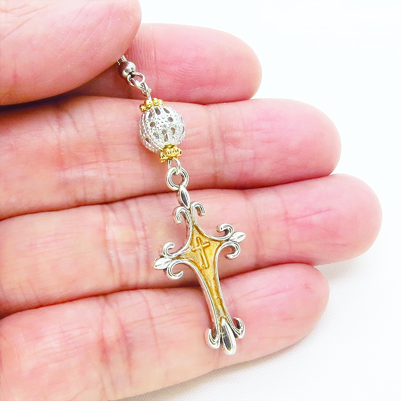 アンティークシルバー ゴシック調ロザリオをゴールドカラーで彩色したピアス メタルビーズ サージカル可