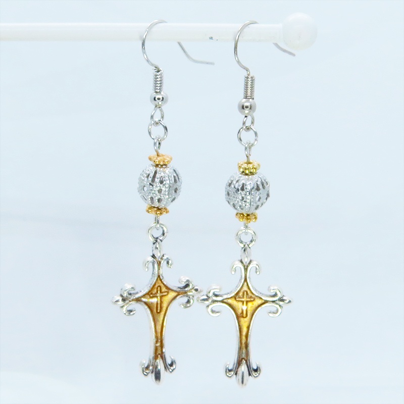 アンティークシルバー ゴシック調ロザリオをゴールドカラーで彩色したピアス メタルビーズ サージカル可