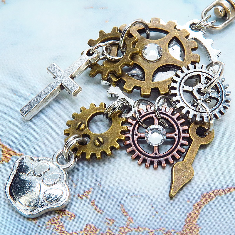 アンティークシルバー 歯車と肉球を組合せたスチームパンク風キーホルダー バッグチャーム ラインストーン