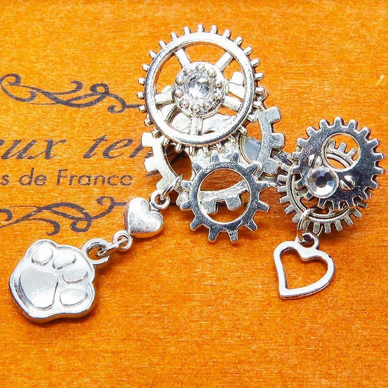 アンティークシルバー 肉球と歯車を組合せたスチームパンク風のコンパクトなブローチ バッジ ラインストーン 猫 犬