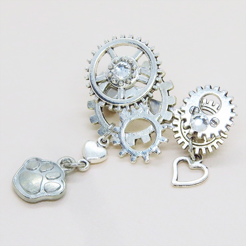 アンティークシルバー 肉球と歯車を組合せたスチームパンク風のコンパクトなブローチ バッジ ラインストーン 猫 犬