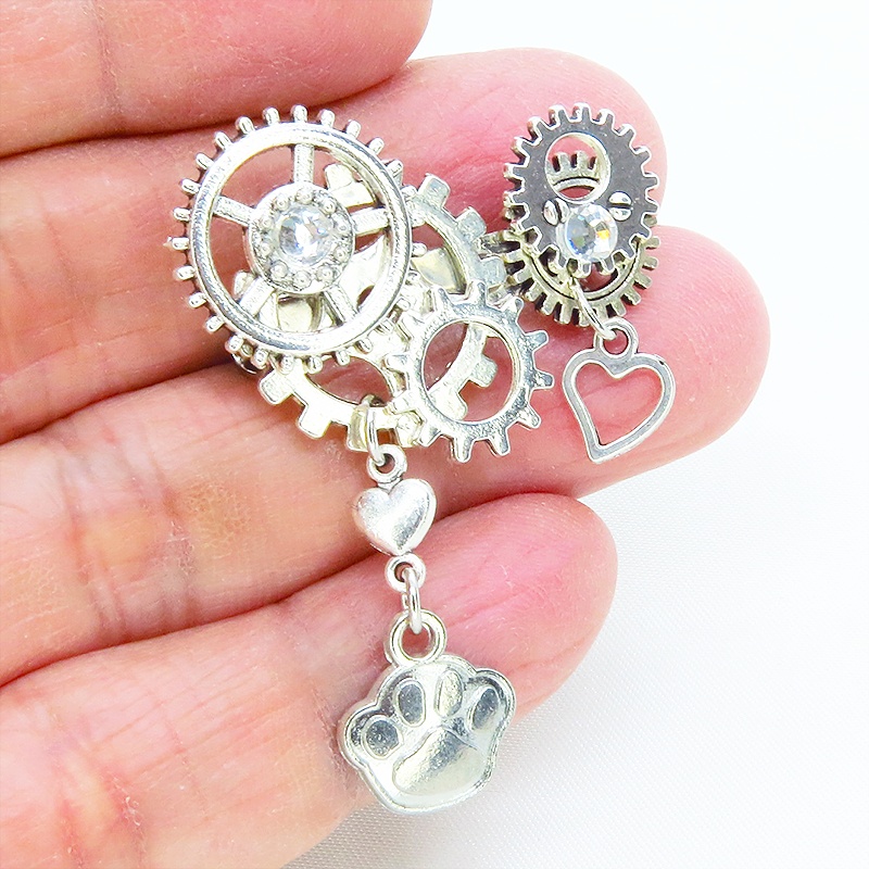 アンティークシルバー 肉球と歯車を組合せたスチームパンク風のコンパクトなブローチ バッジ ラインストーン 猫 犬