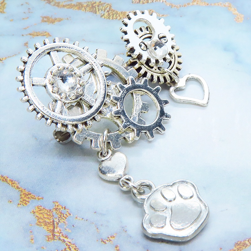アンティークシルバー 肉球と歯車を組合せたスチームパンク風のコンパクトなブローチ バッジ ラインストーン 猫 犬