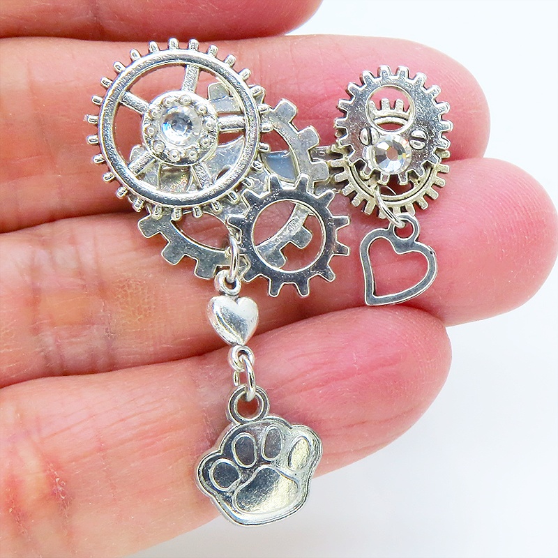 アンティークシルバー 肉球と歯車を組合せたスチームパンク風のコンパクトなブローチ バッジ ラインストーン 猫 犬
