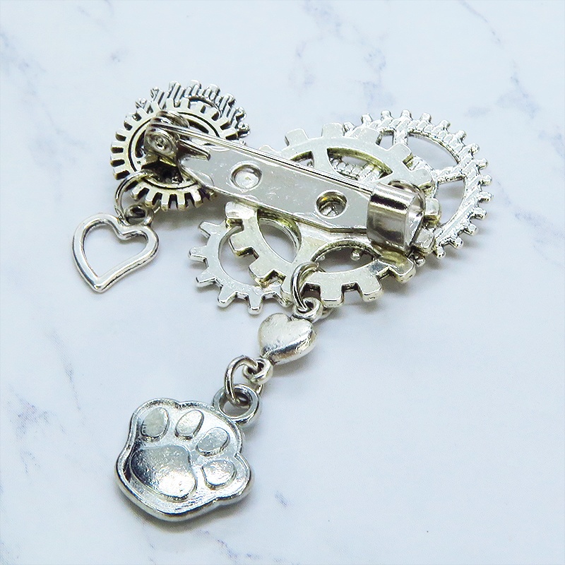 アンティークシルバー 肉球と歯車を組合せたスチームパンク風のコンパクトなブローチ バッジ ラインストーン 猫 犬
