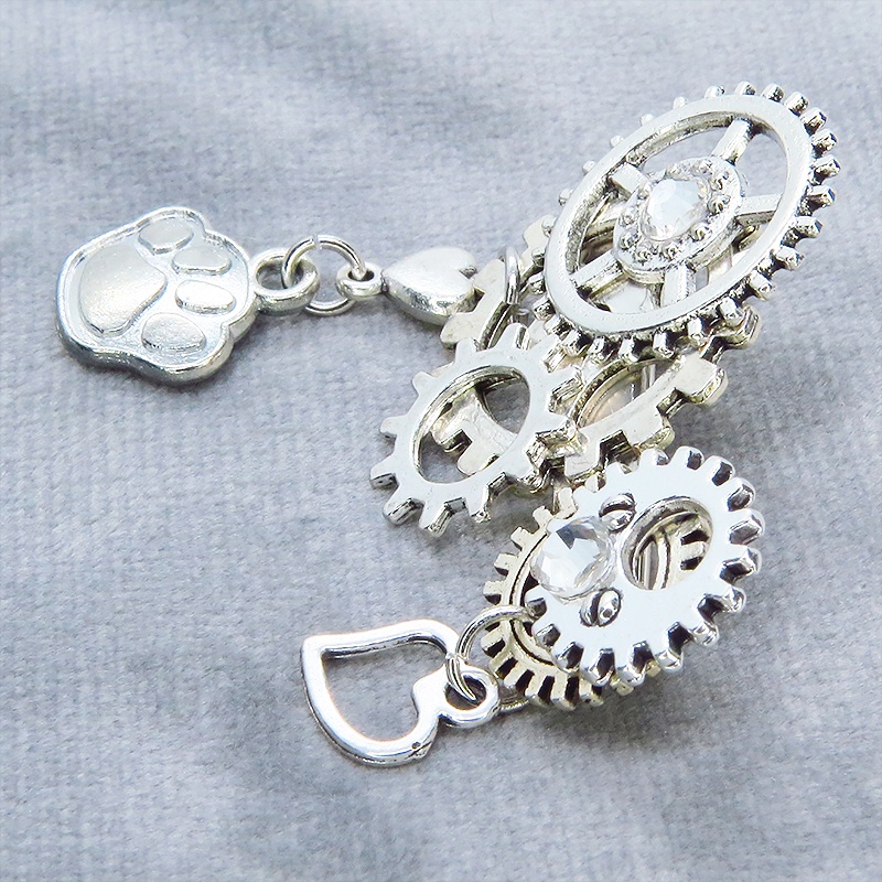 アンティークシルバー 肉球と歯車を組合せたスチームパンク風のコンパクトなブローチ バッジ ラインストーン 猫 犬