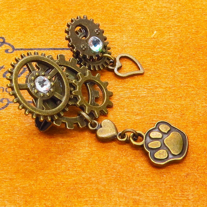 アンティークゴールド 肉球と歯車を組合せたスチームパンク風のコンパクトなブローチ バッジ ラインストーン 猫 犬