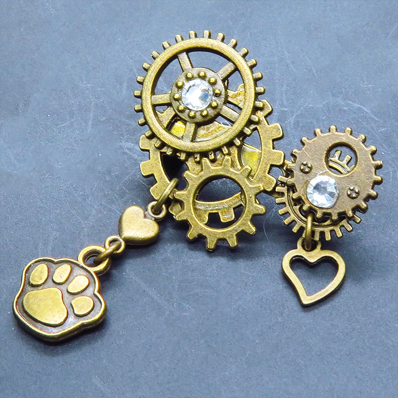 アンティークゴールド 肉球と歯車を組合せたスチームパンク風のコンパクトなブローチ バッジ ラインストーン 猫 犬
