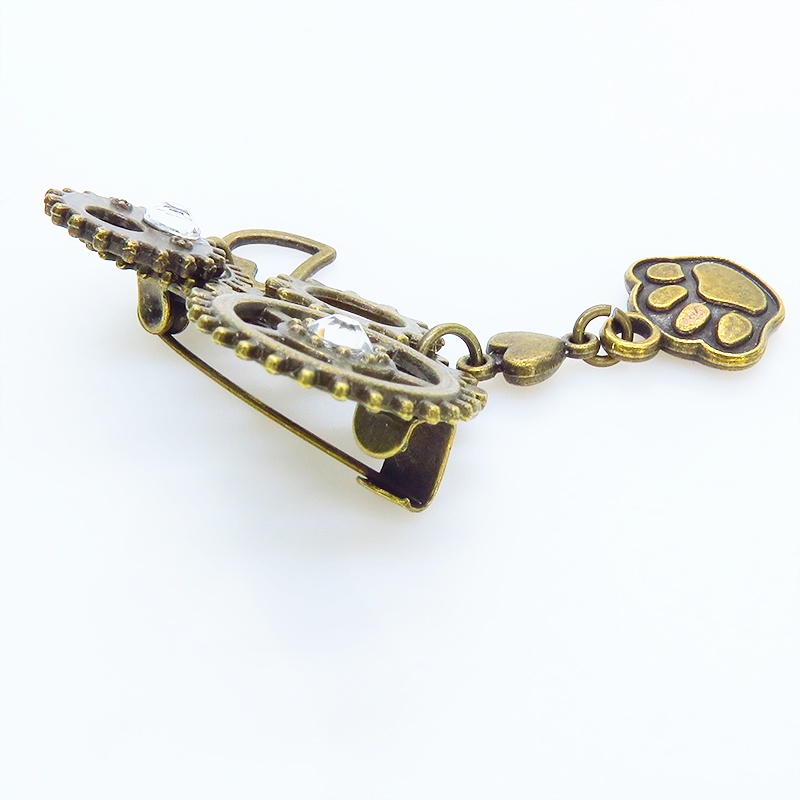 アンティークゴールド 肉球と歯車を組合せたスチームパンク風のコンパクトなブローチ バッジ ラインストーン 猫 犬