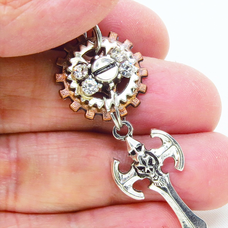 アンティークシルバー ソード(剣)モチーフとラインストーンを散りばめた歯車のネックレス 長さ調整可