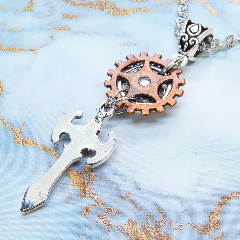 アンティークシルバー ソード(剣)モチーフとラインストーンを散りばめた歯車のネックレス 長さ調整可