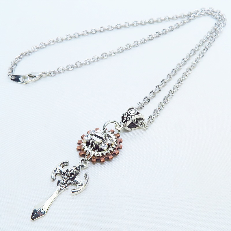 アンティークシルバー ソード(剣)モチーフとラインストーンを散りばめた歯車のネックレス 長さ調整可