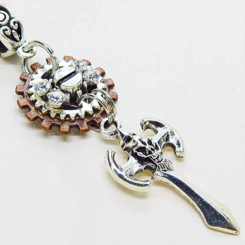 アンティークシルバー ソード(剣)モチーフとラインストーンを散りばめた歯車のネックレス 長さ調整可