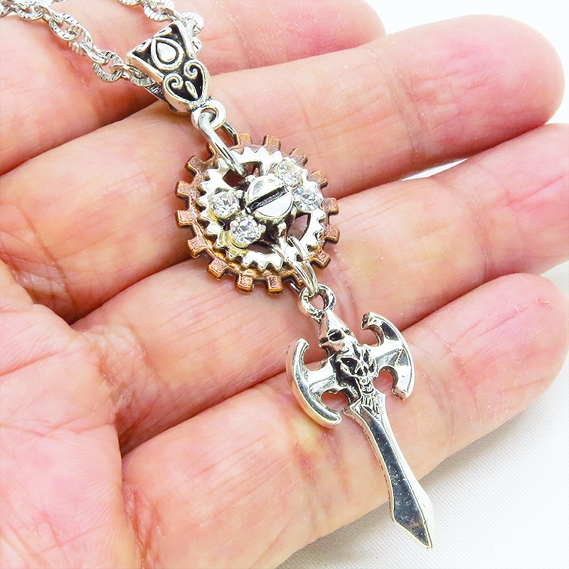 アンティークシルバー ソード(剣)モチーフとラインストーンを散りばめた歯車のネックレス 長さ調整可