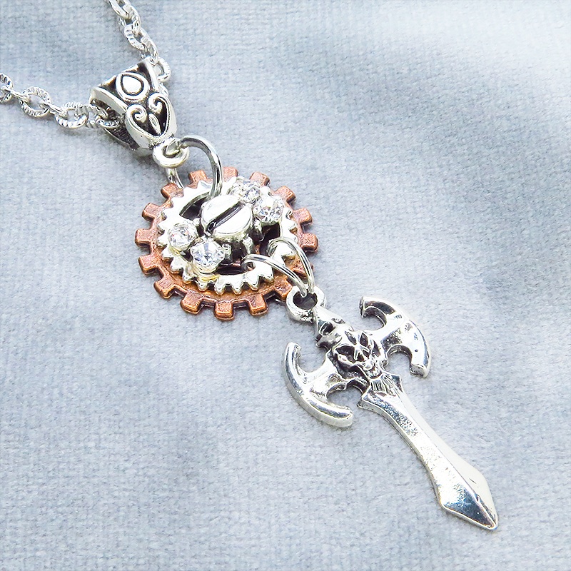 アンティークシルバー ソード(剣)モチーフとラインストーンを散りばめた歯車のネックレス 長さ調整可