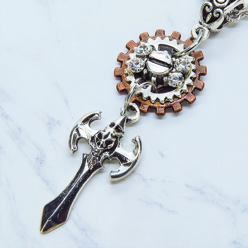アンティークシルバー ソード(剣)モチーフとラインストーンを散りばめた歯車のネックレス 長さ調整可