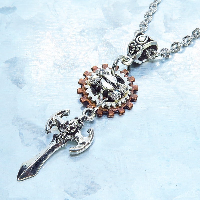 アンティークシルバー ソード(剣)モチーフとラインストーンを散りばめた歯車のネックレス 長さ調整可