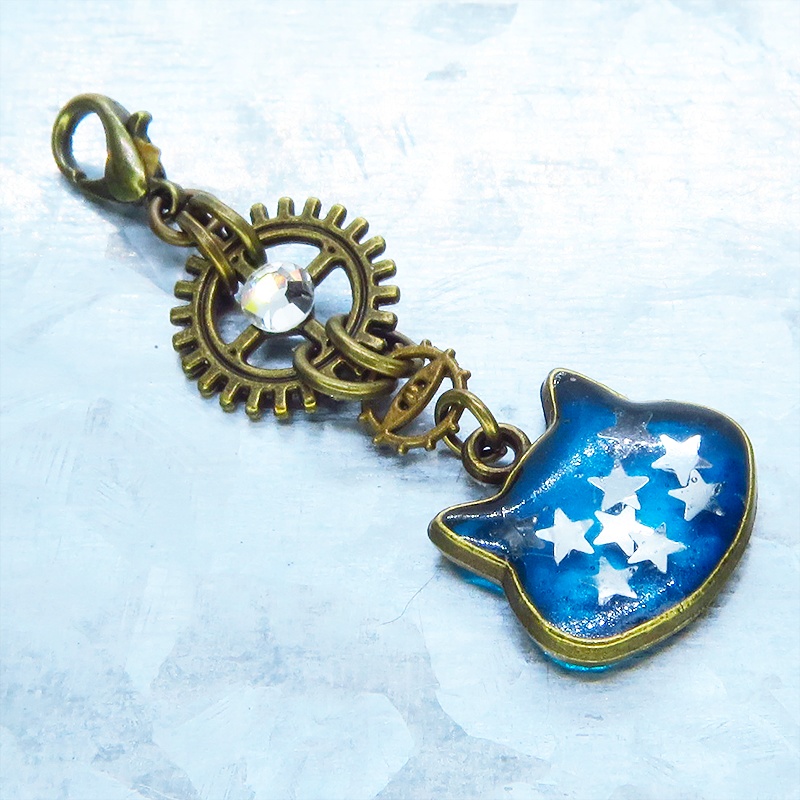 マスク・スマホチャーム ブルーキャットスター 青い猫フェイスに星を散りばめたチャーム アンティークゴールド 歯車 金具変更可