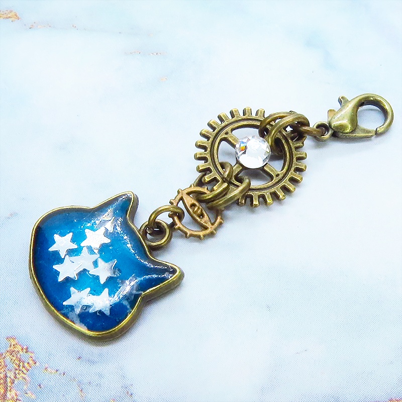 マスク・スマホチャーム ブルーキャットスター 青い猫フェイスに星を散りばめたチャーム アンティークゴールド 歯車 金具変更可