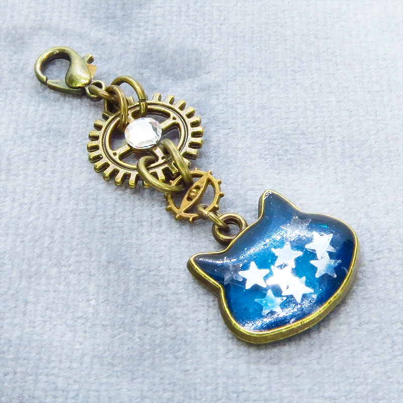 マスク・スマホチャーム ブルーキャットスター 青い猫フェイスに星を散りばめたチャーム アンティークゴールド 歯車 金具変更可