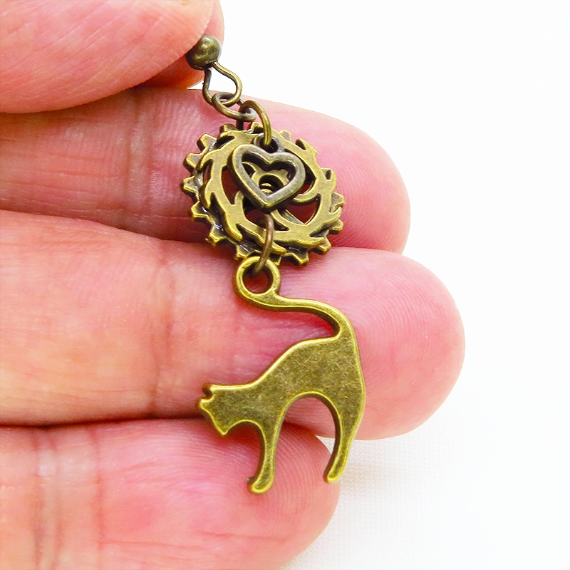 アンティークゴールド 跳ね猫と歯車を組合せたスチームパンク風のコンパクトなピアス ハート