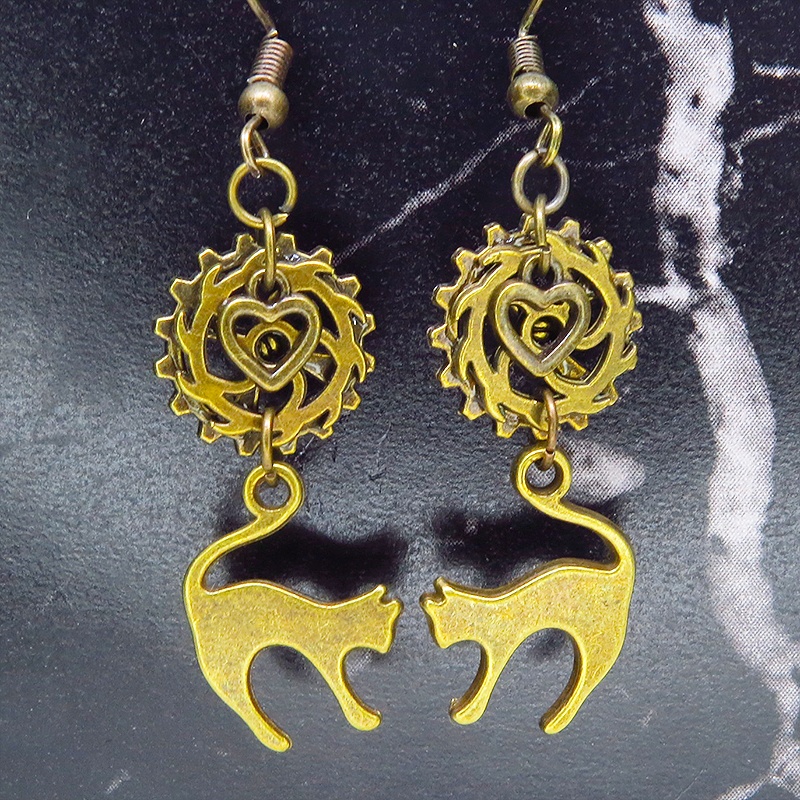 アンティークゴールド 跳ね猫と歯車を組合せたスチームパンク風のコンパクトなピアス ハート