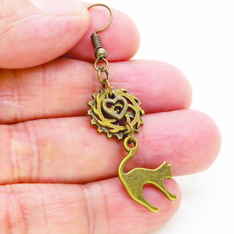 アンティークゴールド 跳ね猫と歯車を組合せたスチームパンク風のコンパクトなピアス ハート