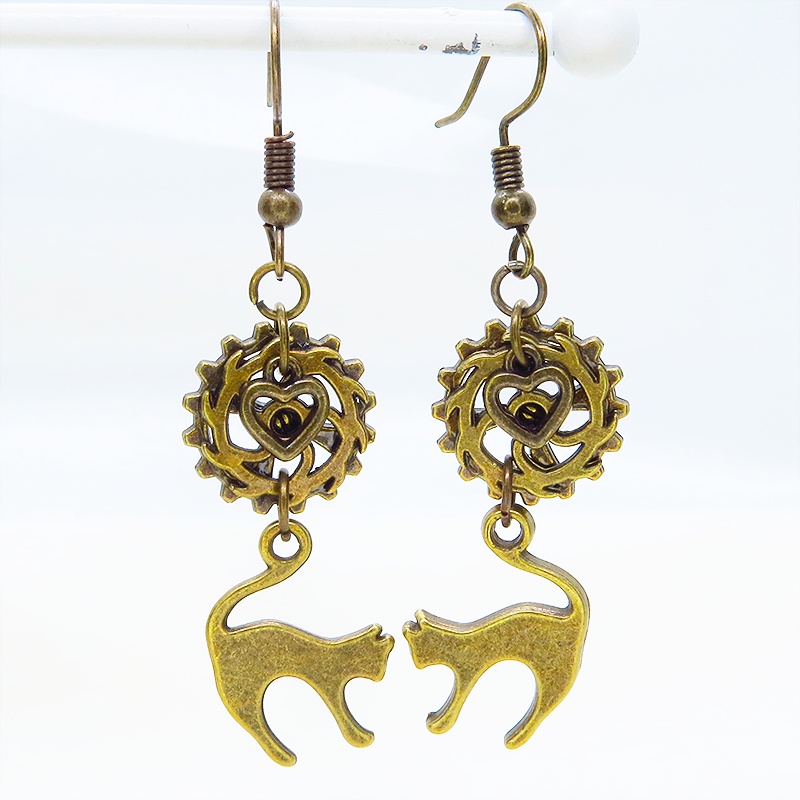 アンティークゴールド 跳ね猫と歯車を組合せたスチームパンク風のコンパクトなピアス ハート
