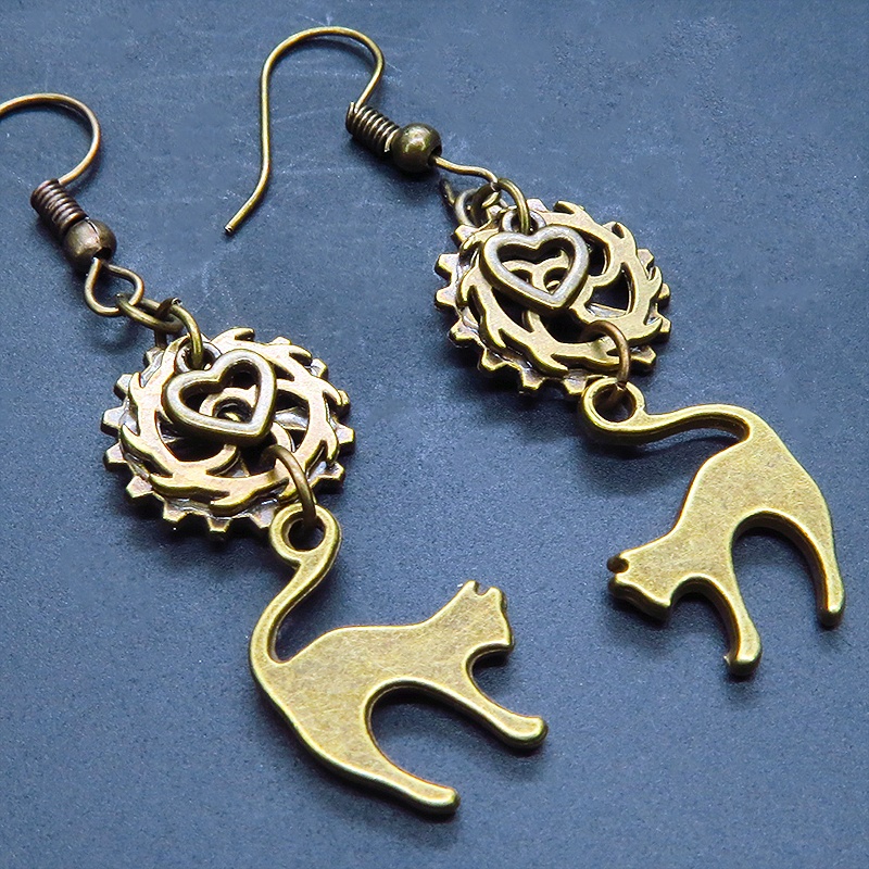 アンティークゴールド 跳ね猫と歯車を組合せたスチームパンク風のコンパクトなピアス ハート