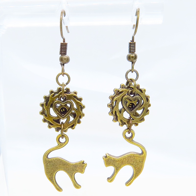 アンティークゴールド 跳ね猫と歯車を組合せたスチームパンク風のコンパクトなピアス ハート