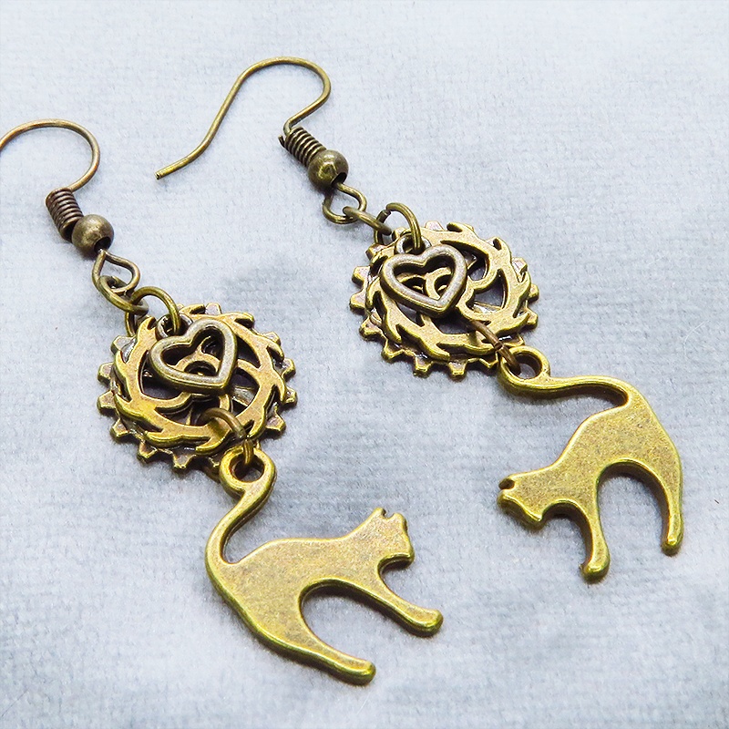 アンティークゴールド 跳ね猫と歯車を組合せたスチームパンク風のコンパクトなピアス ハート