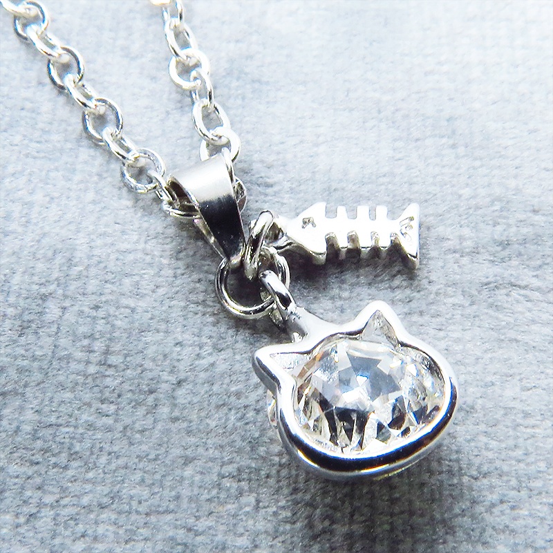 可愛い猫フレームのスワロフスキー(9色選択)と魚のチャームの大人可愛いネックレス 長さ調整可 アジャスター可