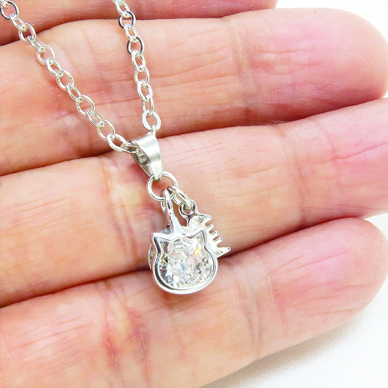 可愛い猫フレームのスワロフスキー(9色選択)と魚のチャームの大人可愛いネックレス 長さ調整可 アジャスター可