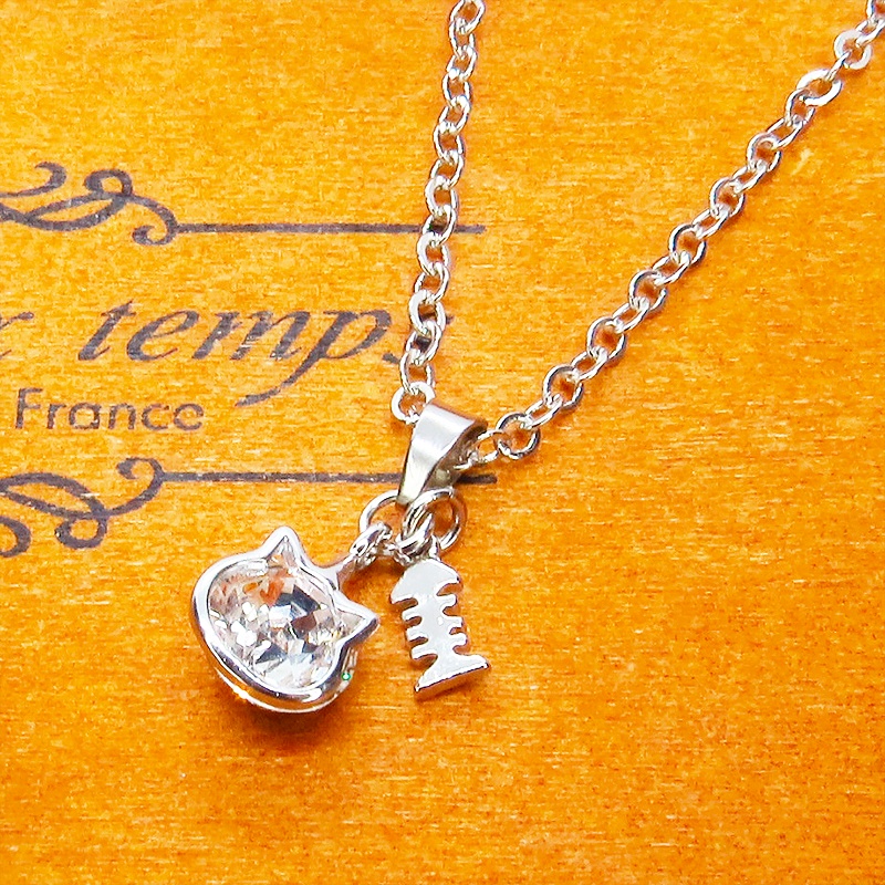 可愛い猫フレームのスワロフスキー(9色選択)と魚のチャームの大人可愛いネックレス 長さ調整可 アジャスター可